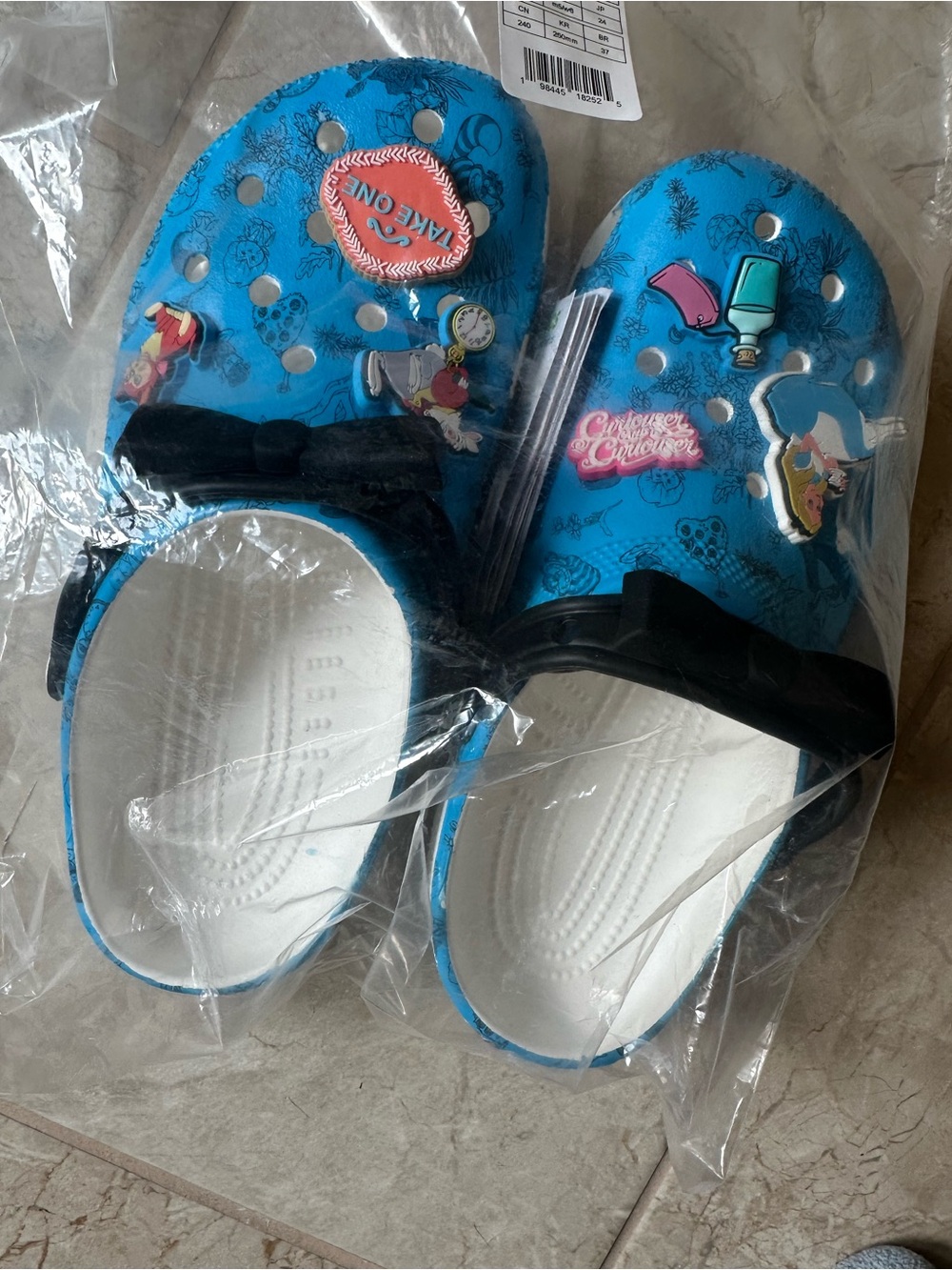 Alice in Wonderland Crocs NWT W8 M6 jibbitz  White Rabbit drink me bottle Dinah